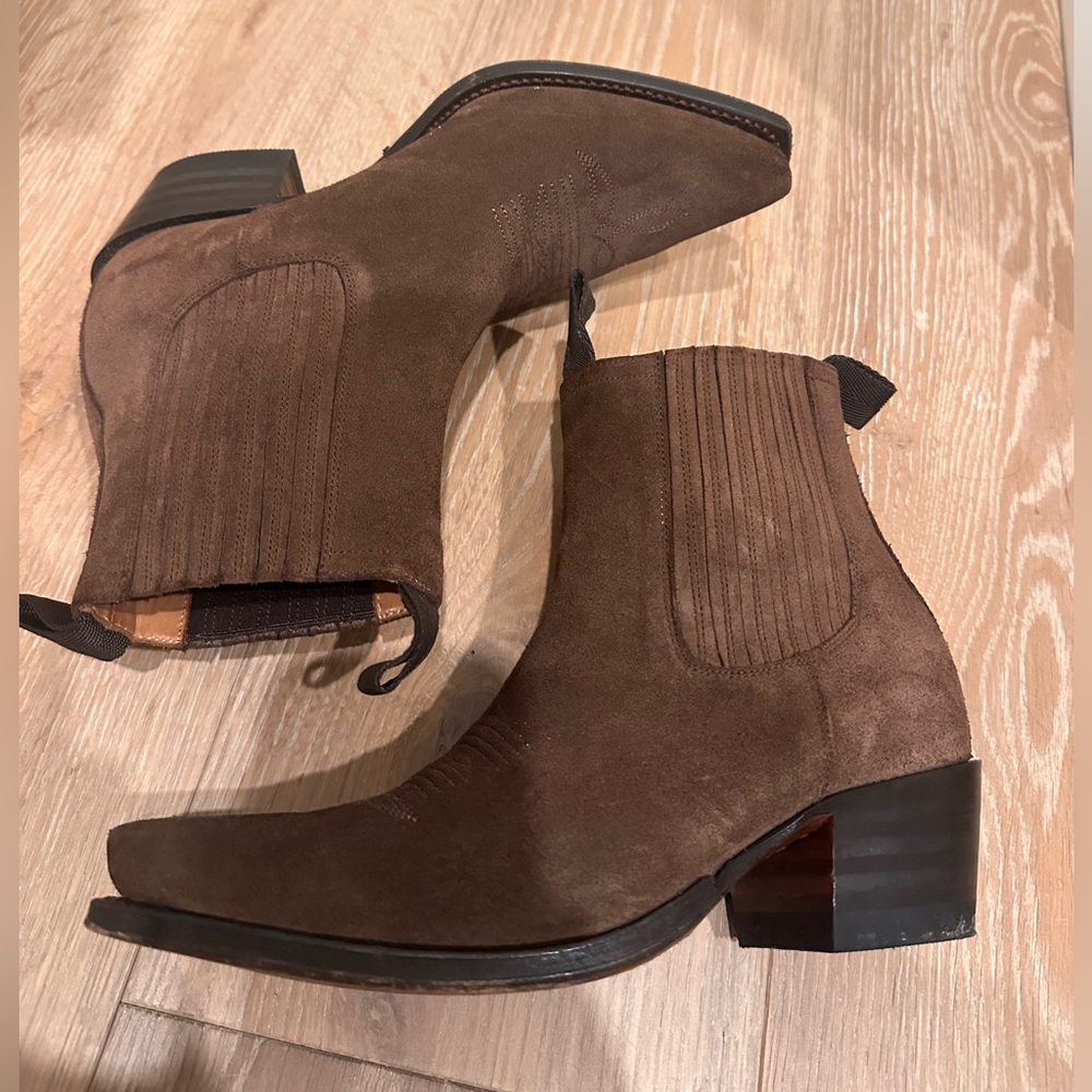 ANN MASHBURN
Short Cowboy Boot
Brown Suede